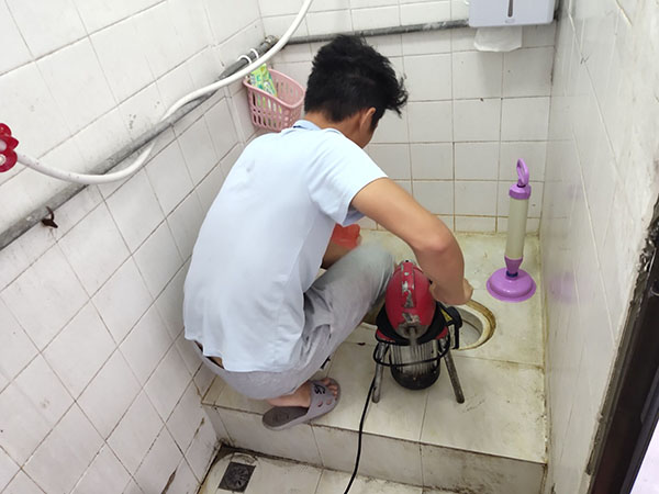 龙江镇肥皂掉到马桶里把马桶堵住了怎么办？马桶堵住了怎么办