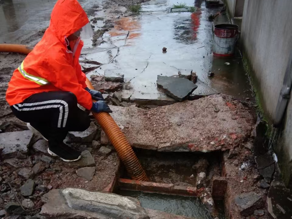 龙江镇专业清理污水池 炜誉市政以规范流程守护城市 “肠道”